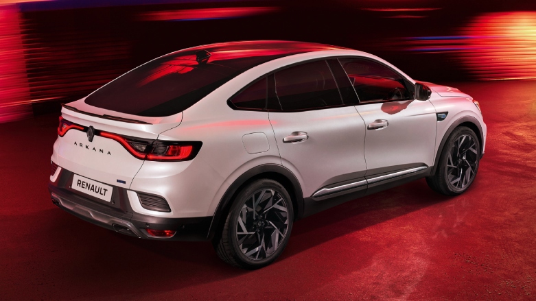 Vista trasera de SUV Renautl New Arkana color blanca con rines de lujo.
