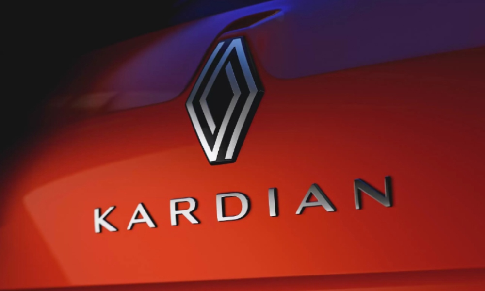 Vista trasera de logo de Renault en SUV Kardian.