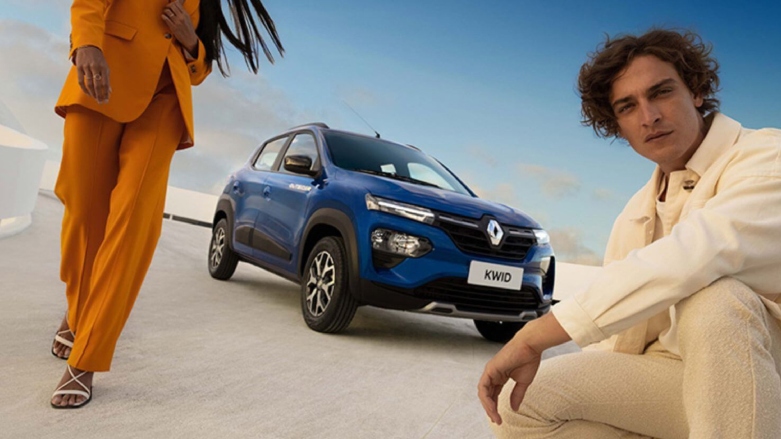 Personas al frente de Renault Kwid color azul.