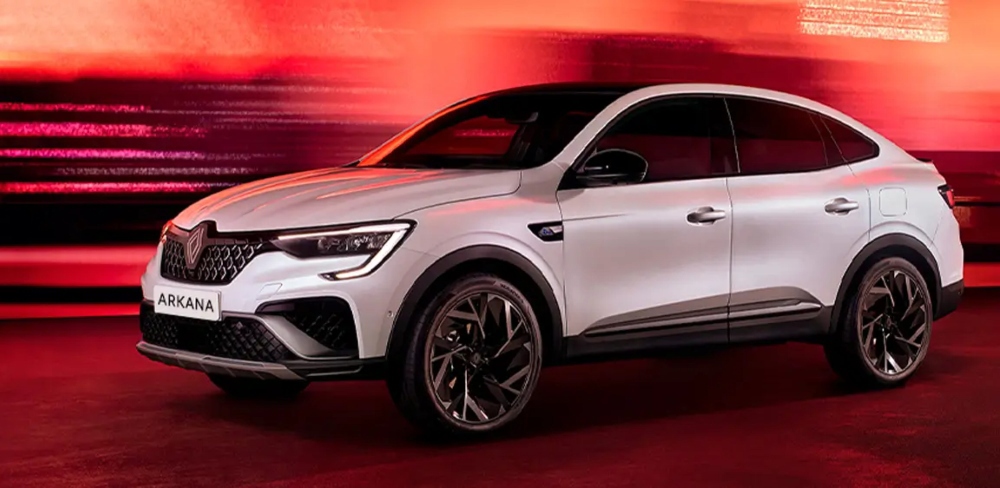 SUV deportivo Renault&nbsp;Arkana&nbsp;con rines de lujo y acabado deportivo.