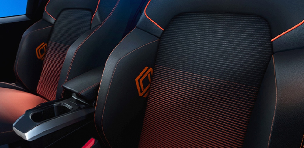 Vista interior de asientos delanteros deportivos de Renault Kardian.