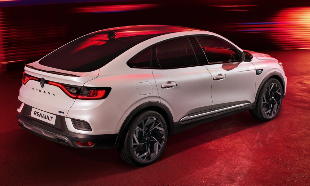 Vista superior&nbsp;trasera de SUV hibrido cono blanco con rines de lujo.