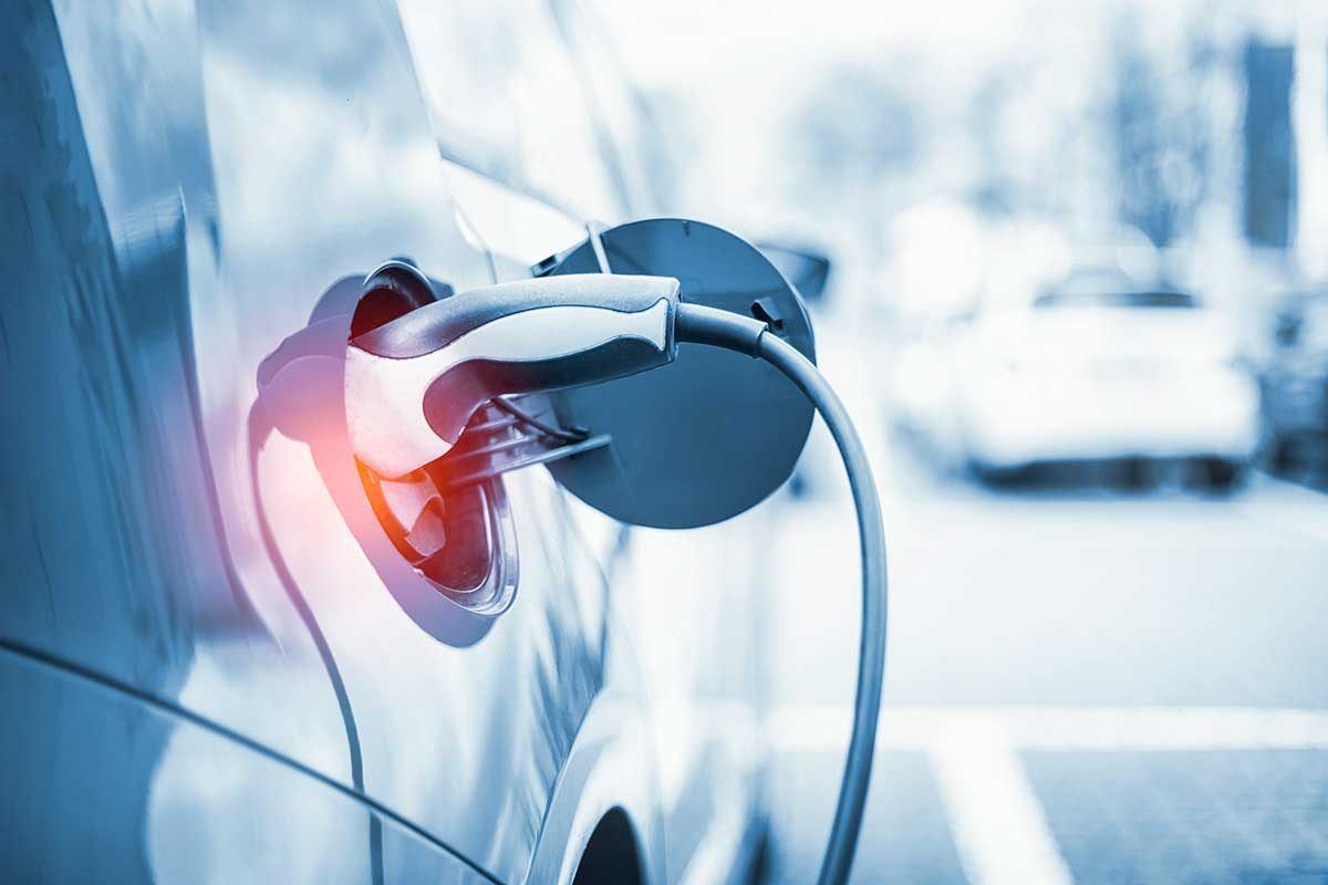 Qué son y cómo funcionan las electrolineras