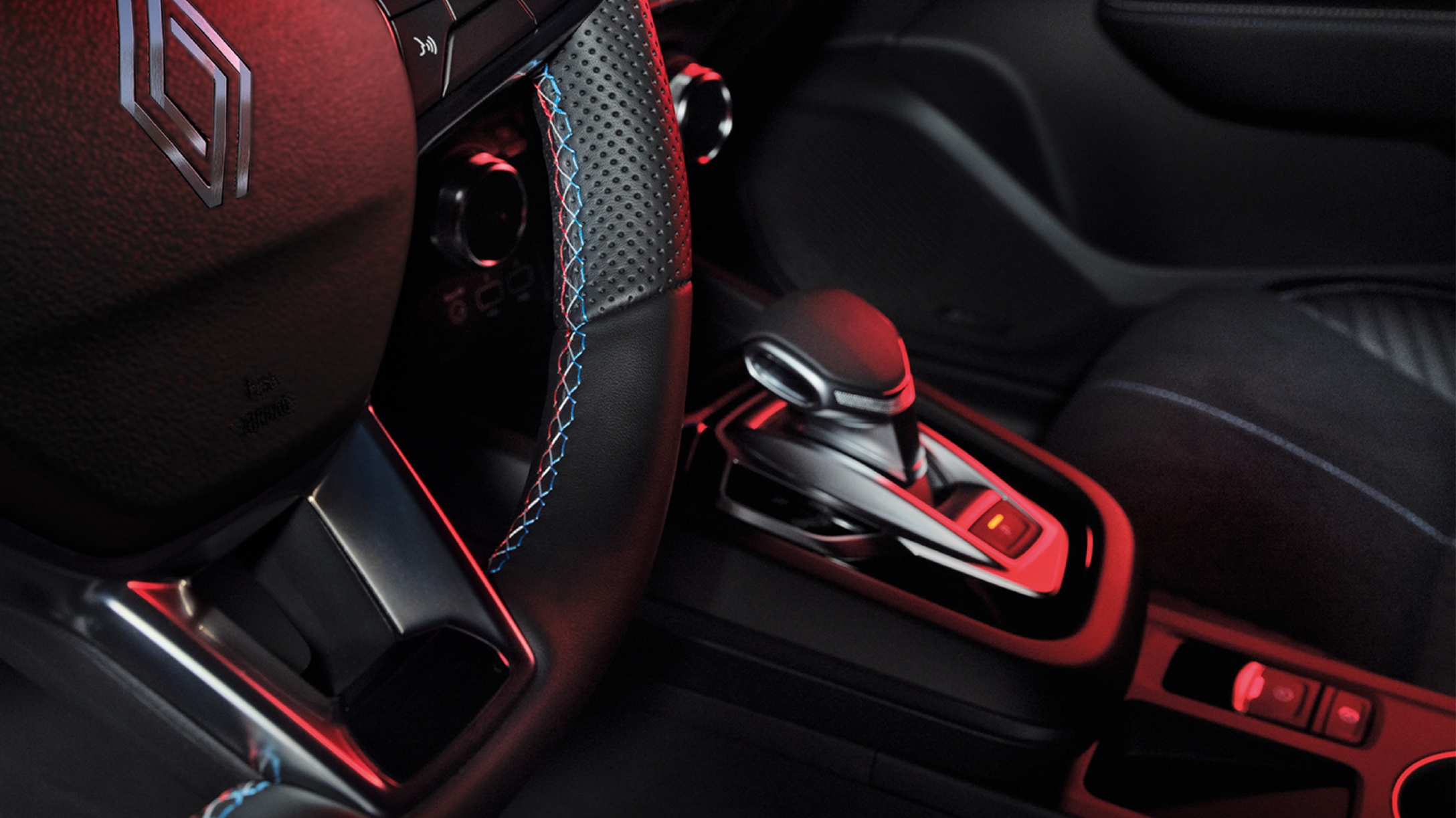 Vista cercana de caja de cambios automática de Renault Arkana